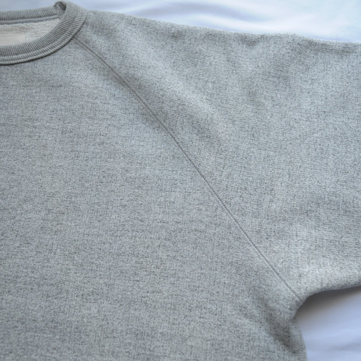 TSURIAMI RAGLAN SWEATER - GRAY