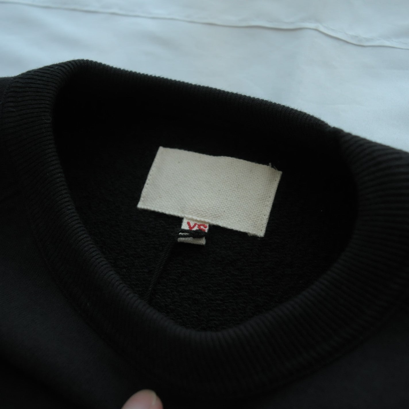 TSURIAMI RAGLAN SWEATER - BLACK