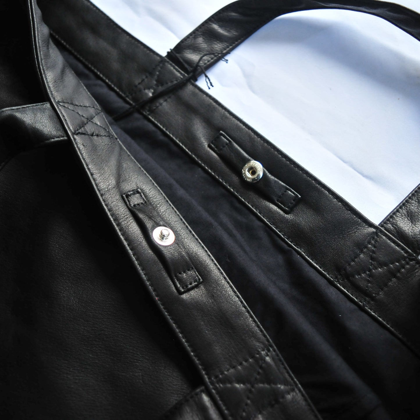 LEATHER RESEARCHER BAG -BLACK
