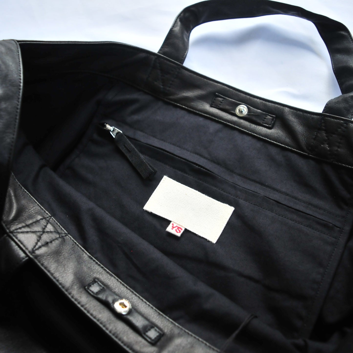 LEATHER RESEARCHER BAG -BLACK
