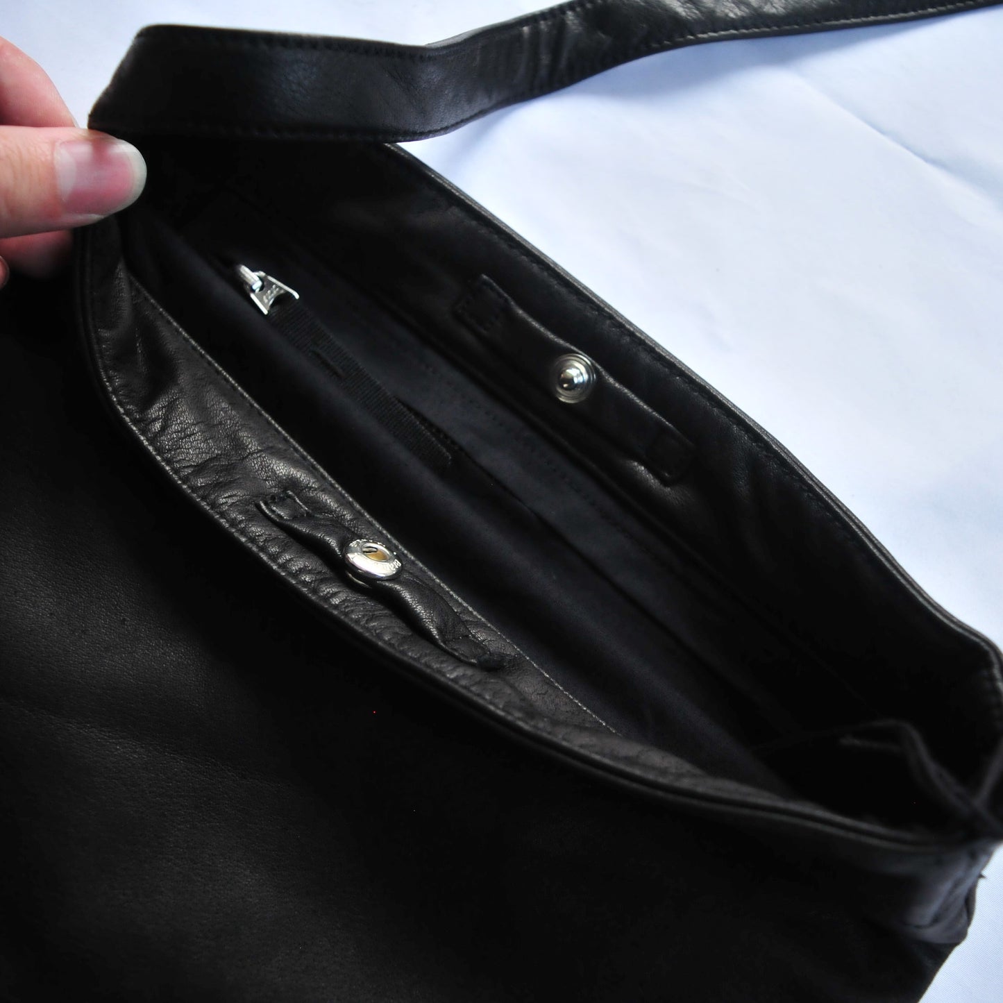 LEATHER RESEARCHER BAG -BLACK MEDIUM