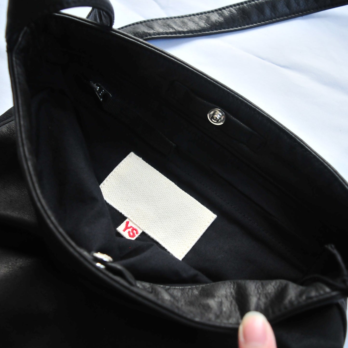 LEATHER RESEARCHER BAG -BLACK MEDIUM